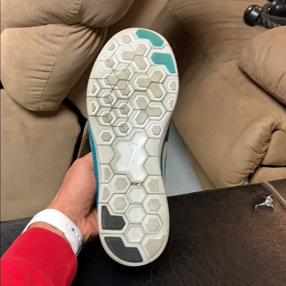 Nike Men Shoe - Picture 3 of 5